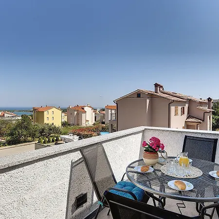 Mit Klima, Wlan, Balkon Und Wenige Minuten Zum Apartment